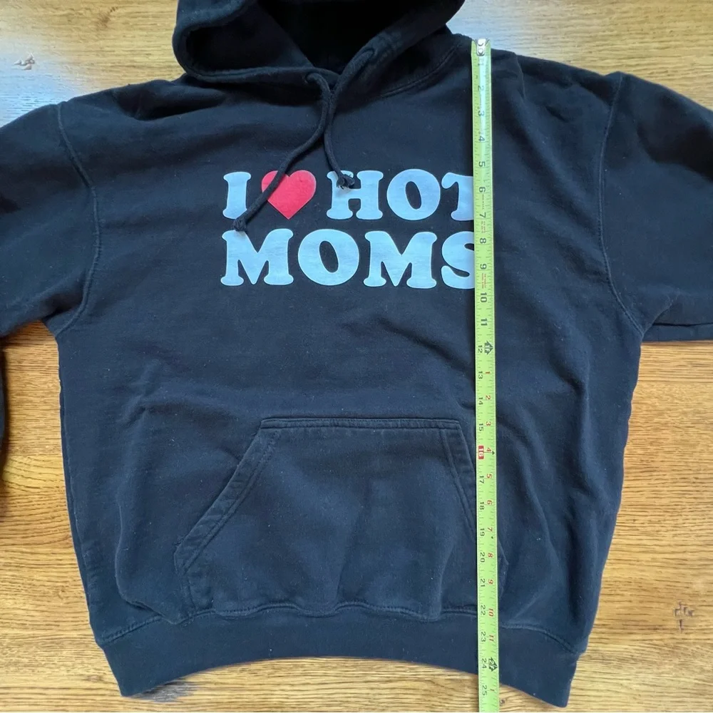 ⭐️ I Love ❤️ Hot Moms Graphic Black Sweatshirt Pullover Hoodie Size LARGE